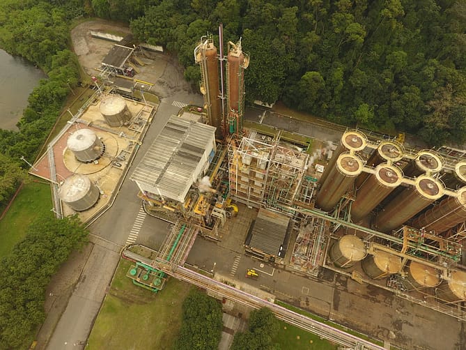 Foto de fábrica capturada por drone ao sobrevoar fábrica
