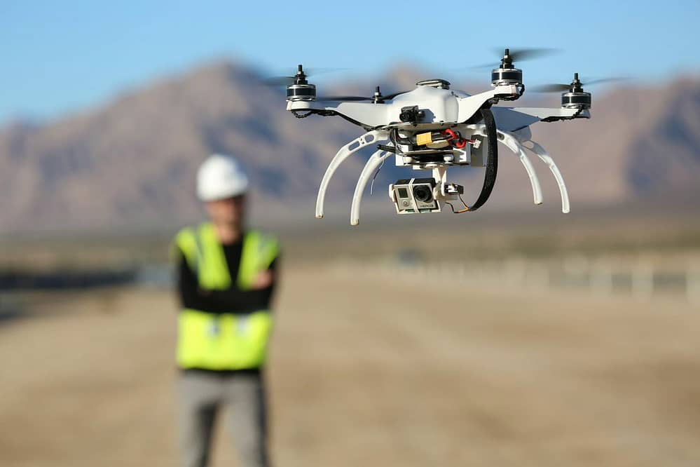 Drone com câmera GoPro acoplada para realizar aerofotogrametria.
