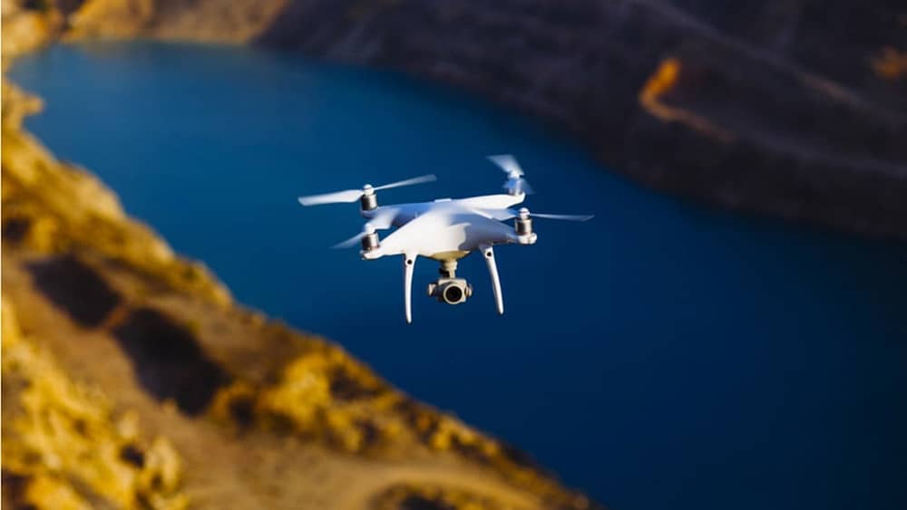Drone sobrevoando lago