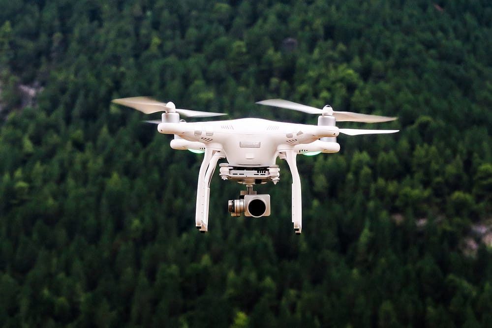 drone com go pro fazendo mapeamento