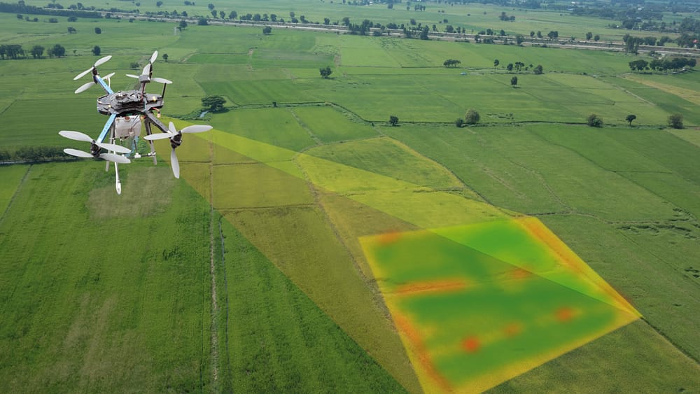 Drone realizando escaneando área para topografia