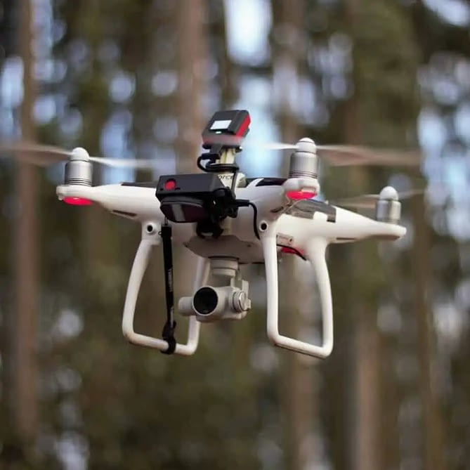 Drone branco com camera acoplada