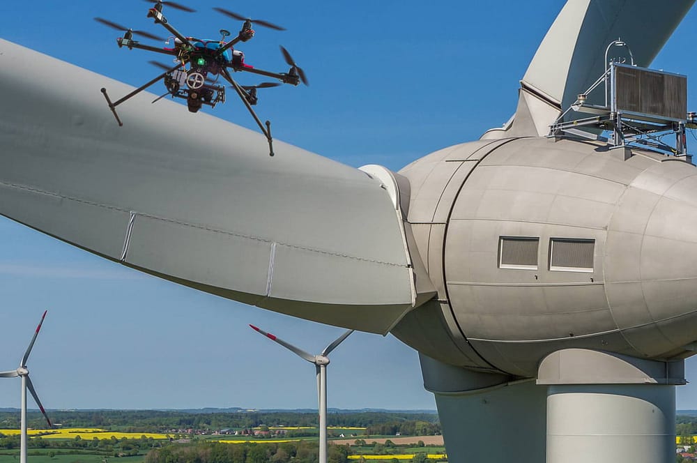 Drone sobrevoando hélice de turbina eólica