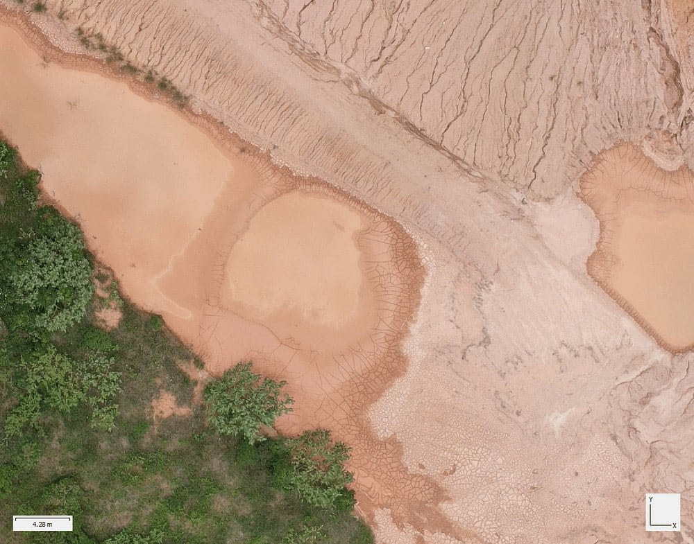 Ortomosaico de um terreno com erosão. Imagem capturada por drone