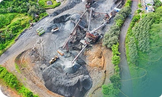 Imagem aérea, capturada por drone, de um campo de mineração