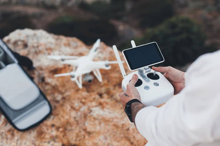 Drones no mapeamento e na inspeção de áreas de mineração facilitam a atuação segura e eficiente em locais de difícil acesso.